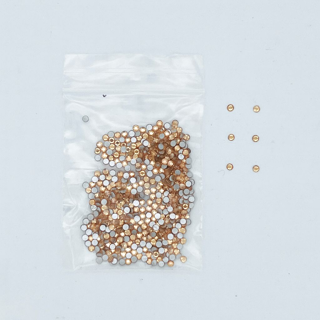 NSI Australia Luxury Rhinestones Series 6 — bag of round gold flatback nail art rhinestones, 1.6 mm (R19), with a few pieces shown beside the bag.